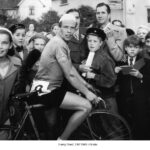 En bild på cyklisten Harry Snell framför en grupp med människor från SM i Borås 1948.