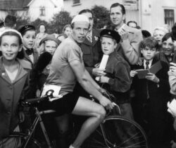 Foto på Harry Snell, samt en grupp åskådare, från cykel-SM i Borås 1948.