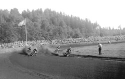 Bild från en tävling i Speedway på Rtdabanan i Borås den 11 september 1949.