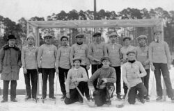 En lagbil på IK Ymers bandylag från 1921.