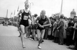 Ett foto från 1946 och från BT-stafetten. Fotot visar Elfsborgs lag som växlar vid Krokhallstorget.