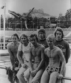 Ett foto föreställande en si-mbassäng I Las Palmas. På bilden finns Elfsborgs simhoppare och. i bakgrunden ser man UlrIka Knape.